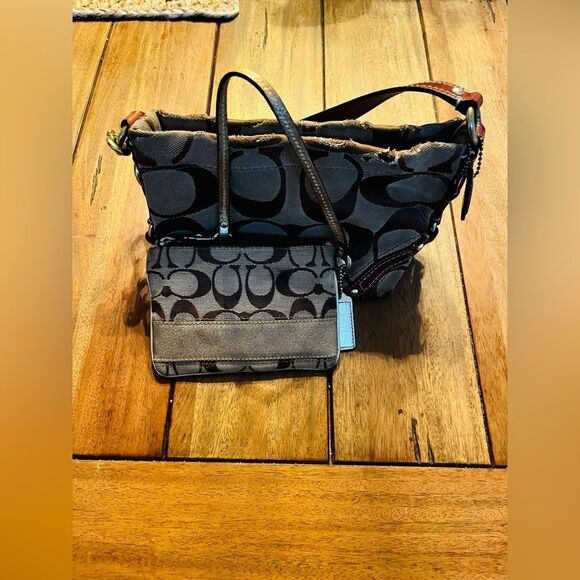 Coach Brown and Tan Signature Wristlet with gold stripe. Vintage
4x6 inches - Picture 9 of 9